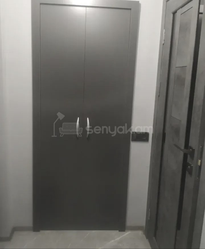 1 Սենյականոց Բնակարան Քարե Շենքում, 42քմ, 3/5 հարկ, Նորմալ Վիճակում, Կահավորված, Արևկող