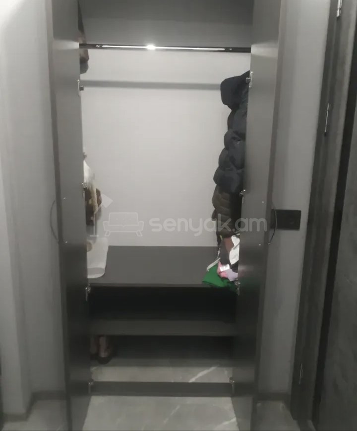 1 Սենյականոց Բնակարան Քարե Շենքում, 42քմ, 3/5 հարկ, Նորմալ Վիճակում, Կահավորված, Արևկող