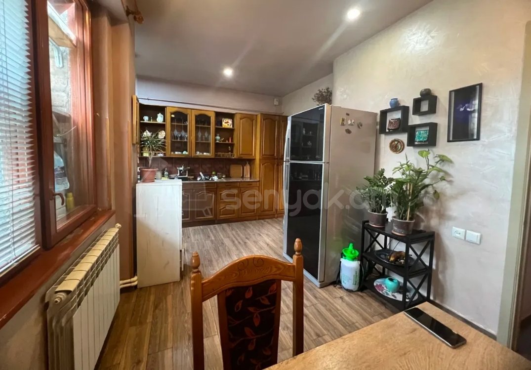 3 Սենյականոց Բնակարան Քարե Շենքում, 82քմ, 5/6 հարկ, Կապիտալ Վերանորոգված