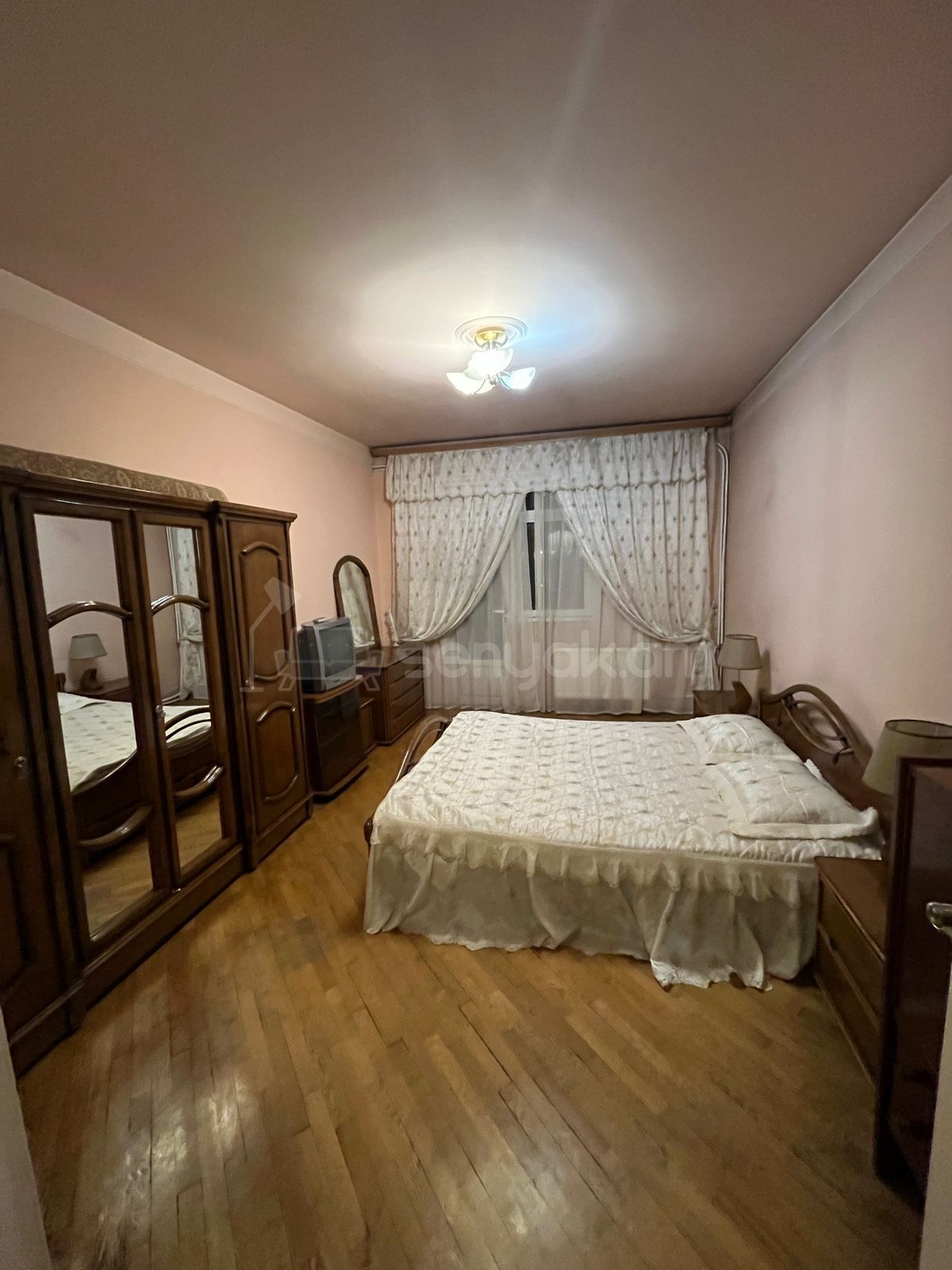 3 Սենյականոց Բնակարան Քարե Շենքում, 96քմ, 4/5 հարկ, Կապիտալ Վերանորոգված, Կահավորված