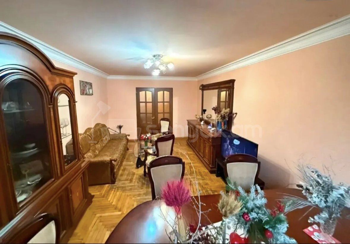 4 Սենյականոց Բնակարան Քարե Շենքում, 97քմ, 1/7 հարկ, Նորմալ Վիճակում