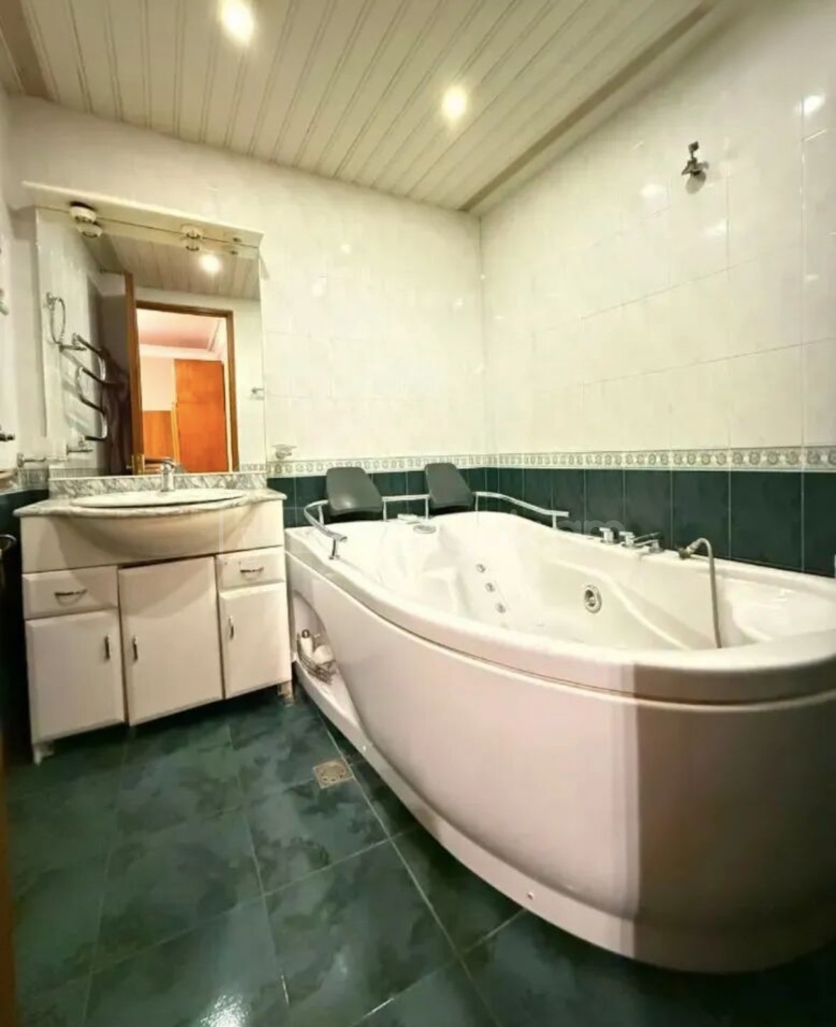 4 Սենյականոց Բնակարան Քարե Շենքում, 97քմ, 1/7 հարկ, Նորմալ Վիճակում