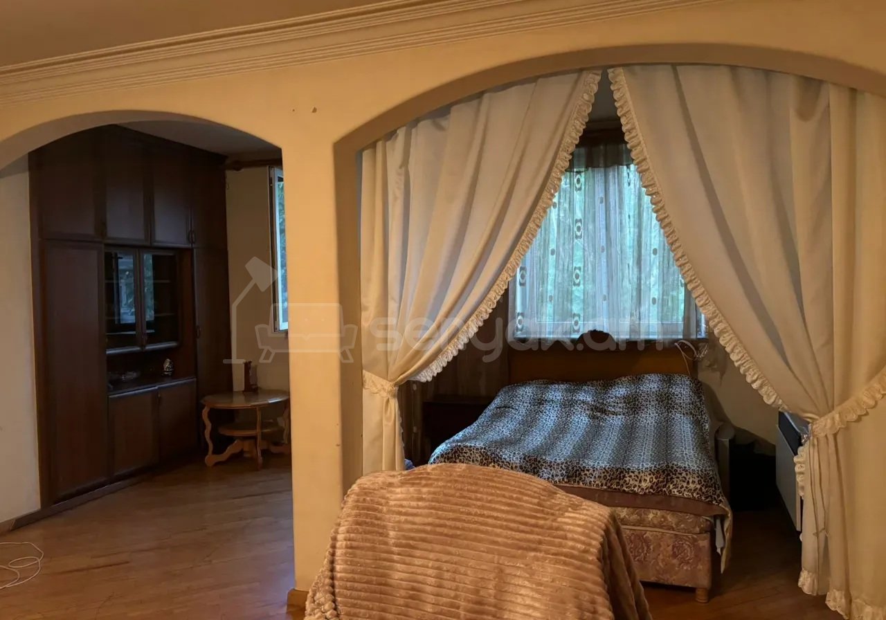 3 Սենյականոց Բնակարան Քարե Շենքում, 70քմ, 5/5 հարկ, Կապիտալ Վերանորոգված, Կահավորված