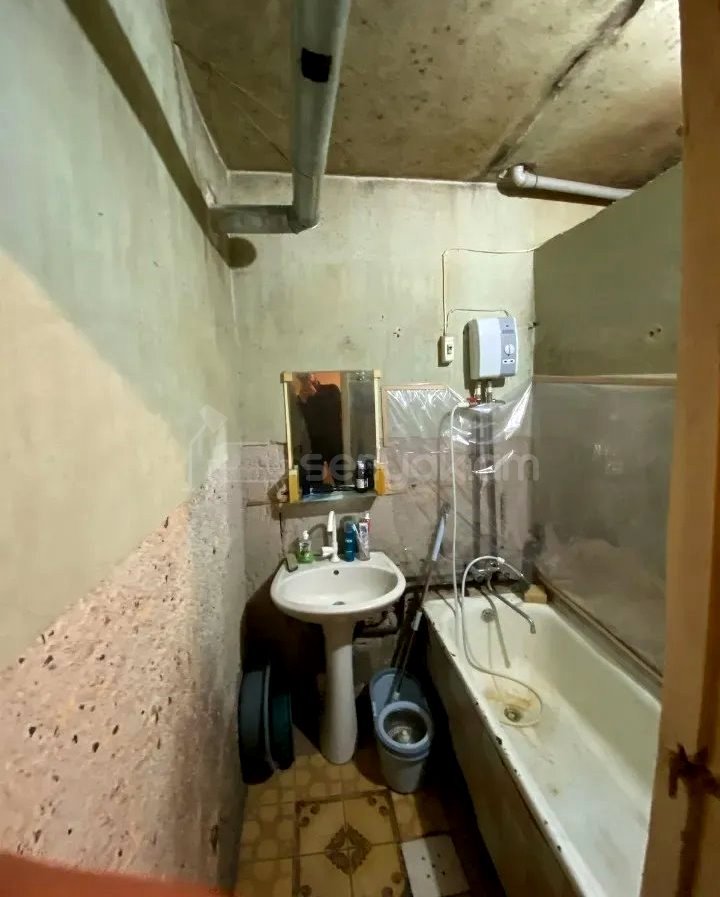 3 Սենյականոց Բնակարան Քարե Շենքում, 82քմ, 2/5 հարկ, Պետական Վիճակում