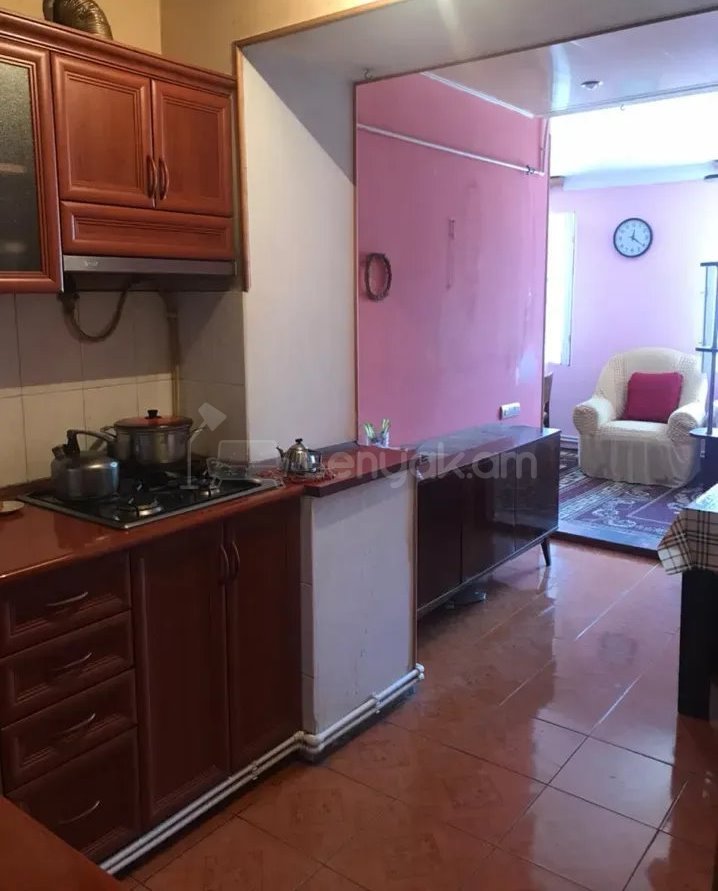 4 Սենյականոց Բնակարան Քարե Շենքում, 99քմ, 2/4 հարկ, Նորմալ Վիճակում