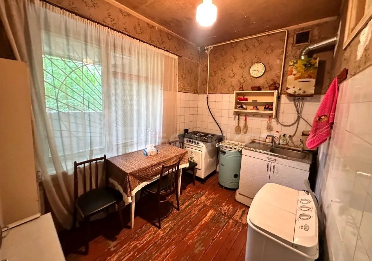 3 Սենյականոց Բնակարան Քարե Շենքում, 96քմ, 1/5 հարկ, Պետական Վիճակում