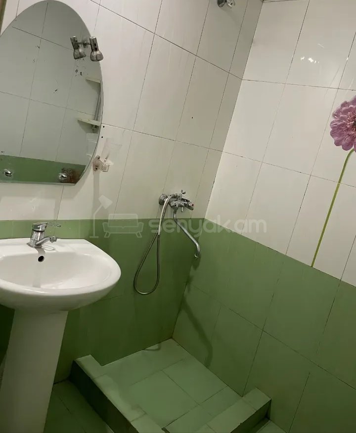 2 Սենյականոց Բնակարան Քարե Շենքում, 56քմ, 1/5 հարկ, Նորմալ Վիճակում