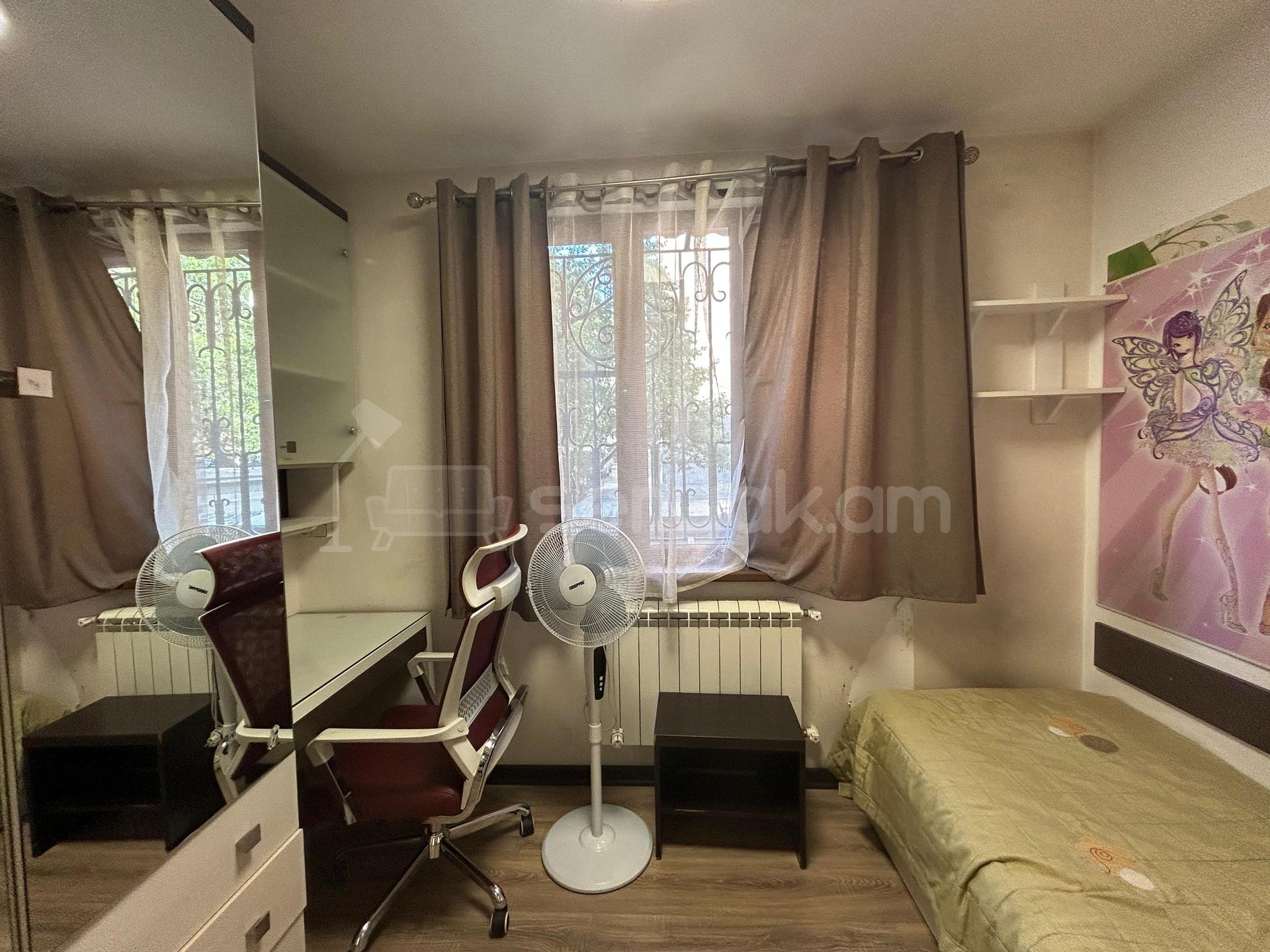 4 Սենյականոց Բնակարան Քարե Շենքում, 90քմ, 2/5 հարկ, Դիզայներական Վերանորոգված, Կահավորված