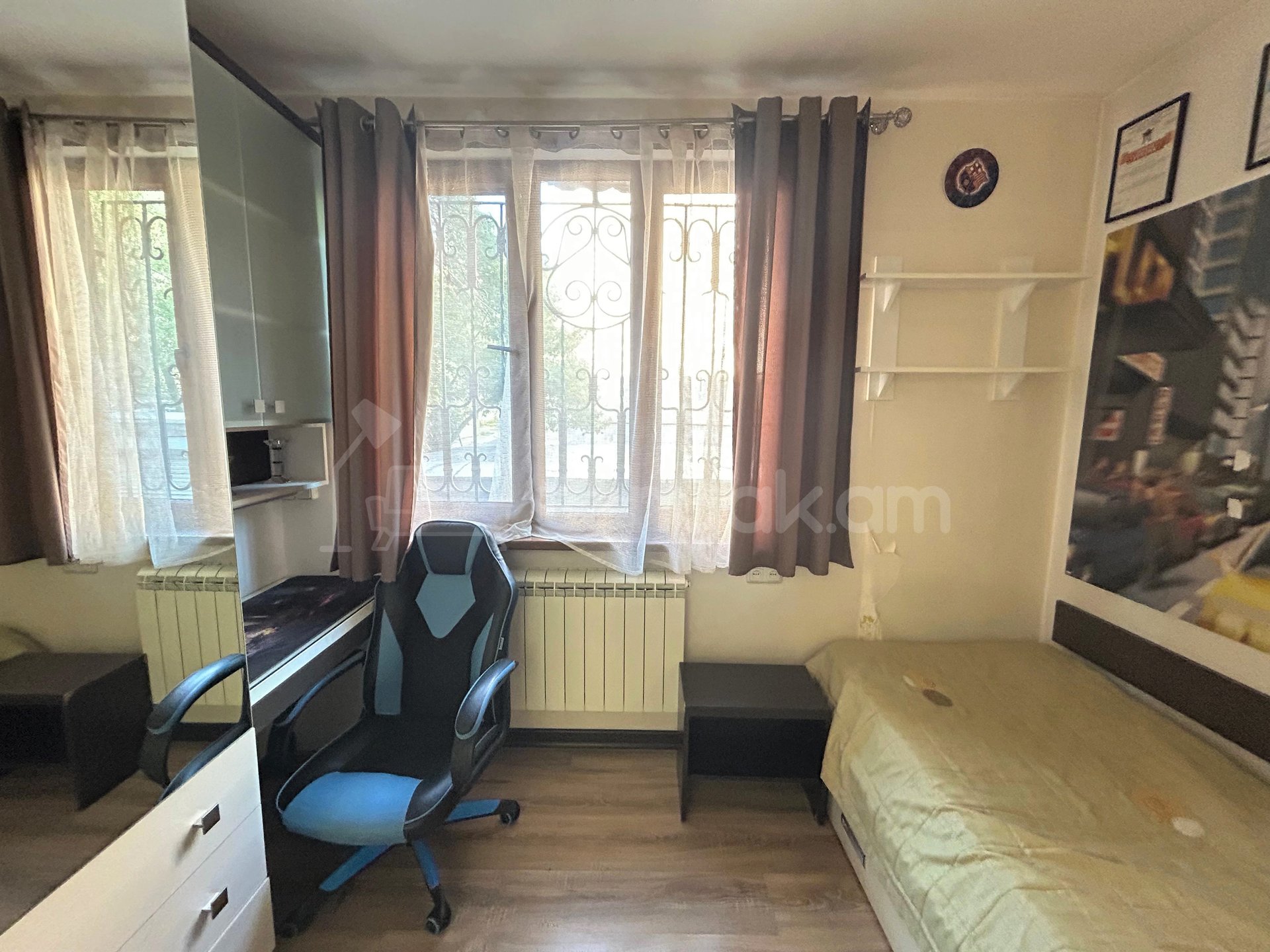 4 Սենյականոց Բնակարան Քարե Շենքում, 90քմ, 2/5 հարկ, Դիզայներական Վերանորոգված, Կահավորված