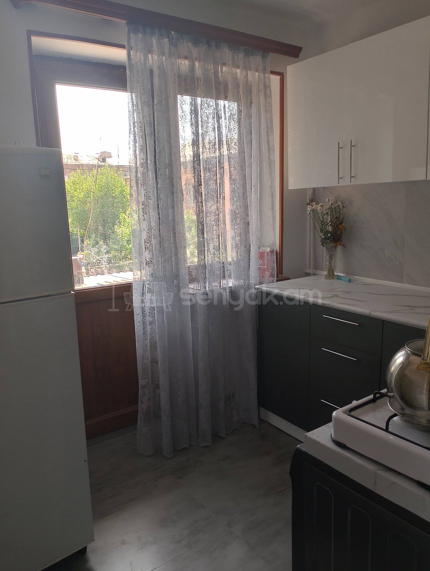 1 Սենյականոց Բնակարան Քարե Շենքում, 32քմ, 3/4 հարկ, Նորմալ Վիճակում, Կահավորված, Արևկող