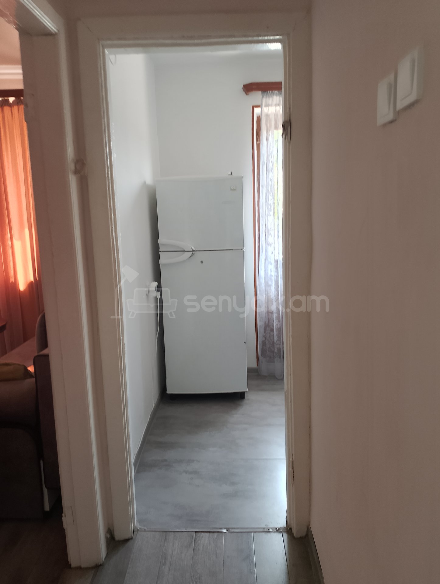 1 Սենյականոց Բնակարան Քարե Շենքում, 32քմ, 3/4 հարկ, Նորմալ Վիճակում, Կահավորված, Արևկող