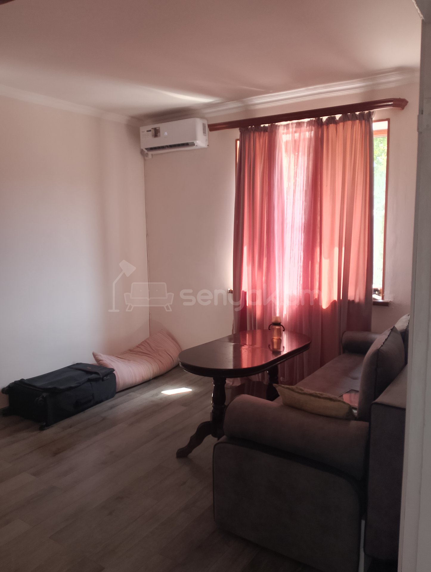 1 Սենյականոց Բնակարան Քարե Շենքում, 32քմ, 3/4 հարկ, Նորմալ Վիճակում, Կահավորված, Արևկող