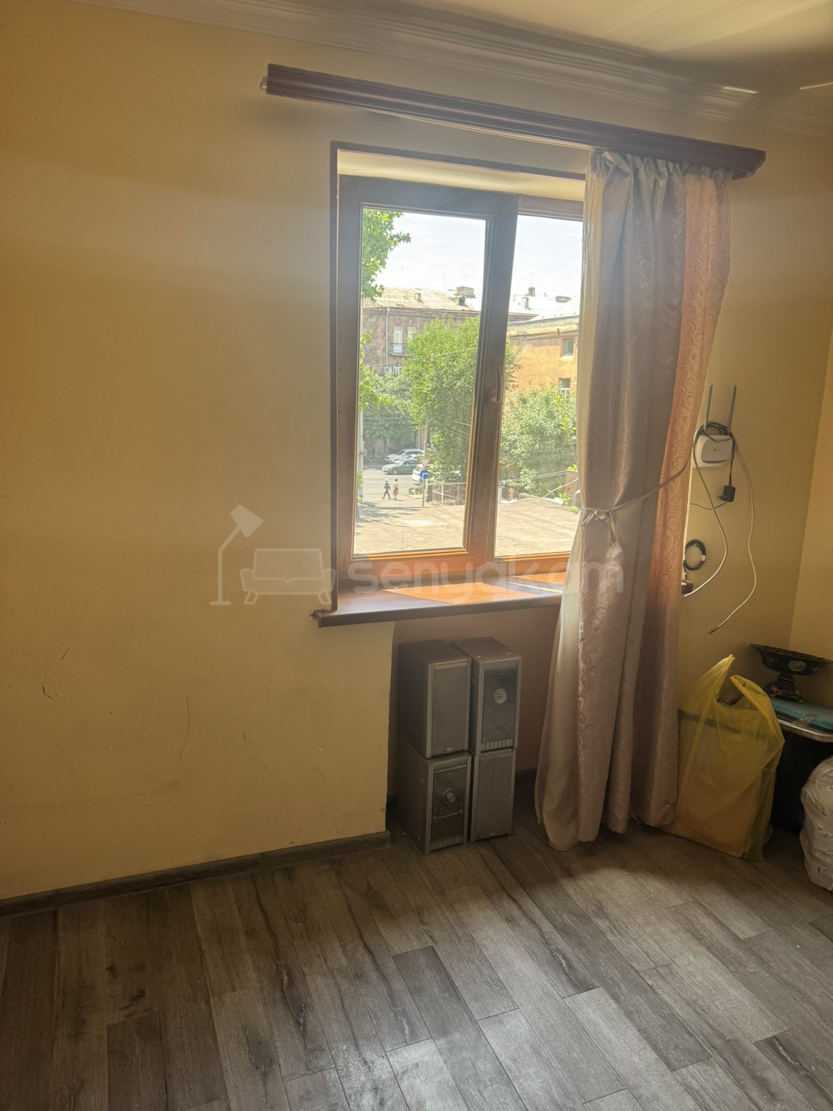 1 Սենյականոց Բնակարան Քարե Շենքում, 32քմ, 3/4 հարկ, Կոսմետիկ Վերանորոգված, Մասամբ Կահավորված