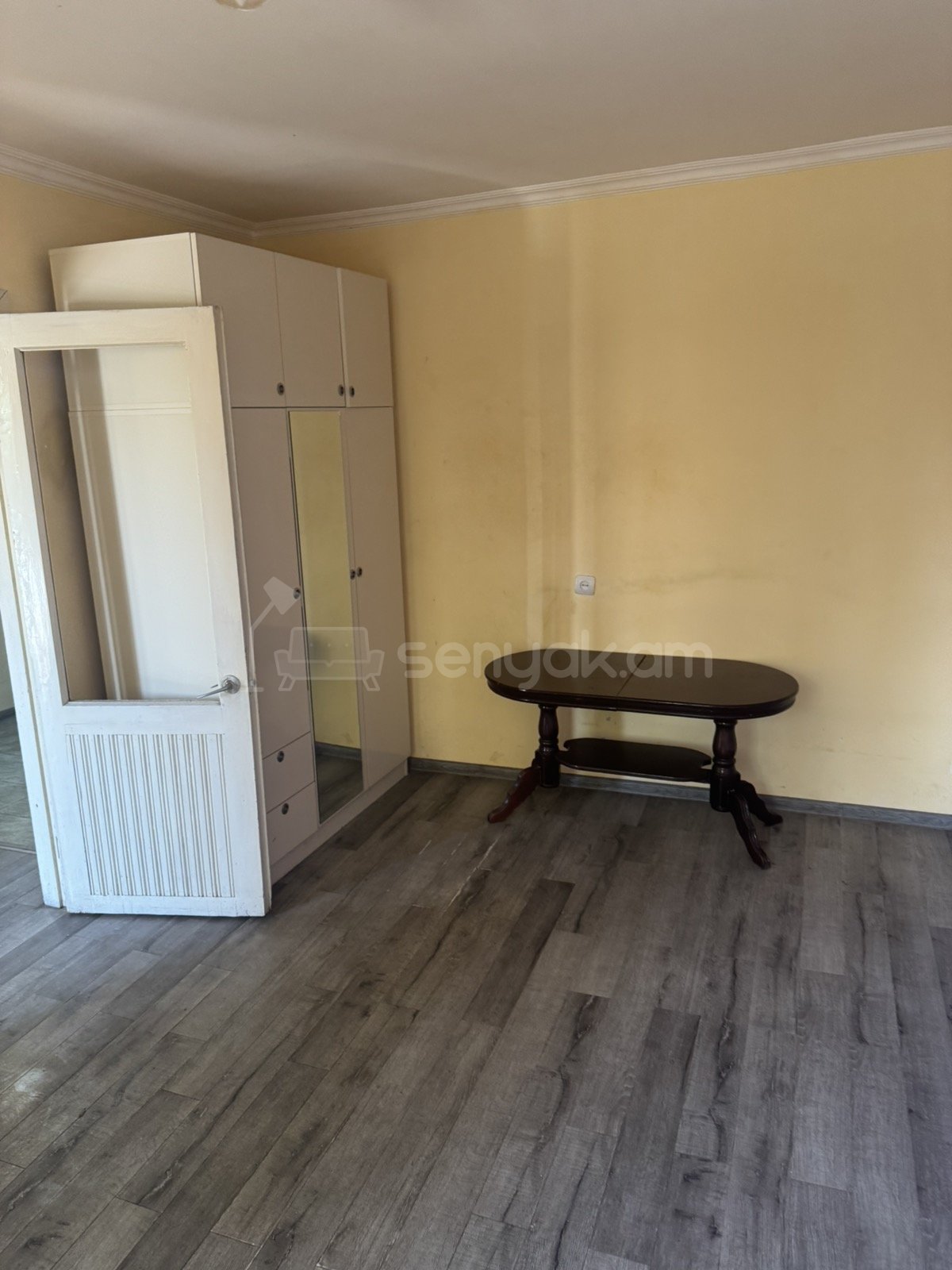 1 Սենյականոց Բնակարան Քարե Շենքում, 32քմ, 3/4 հարկ, Կոսմետիկ Վերանորոգված, Մասամբ Կահավորված