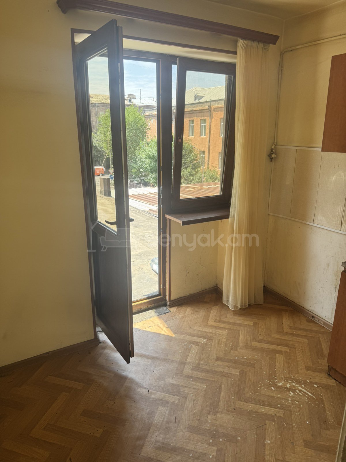 1 Սենյականոց Բնակարան Քարե Շենքում, 32քմ, 3/4 հարկ, Կոսմետիկ Վերանորոգված, Մասամբ Կահավորված