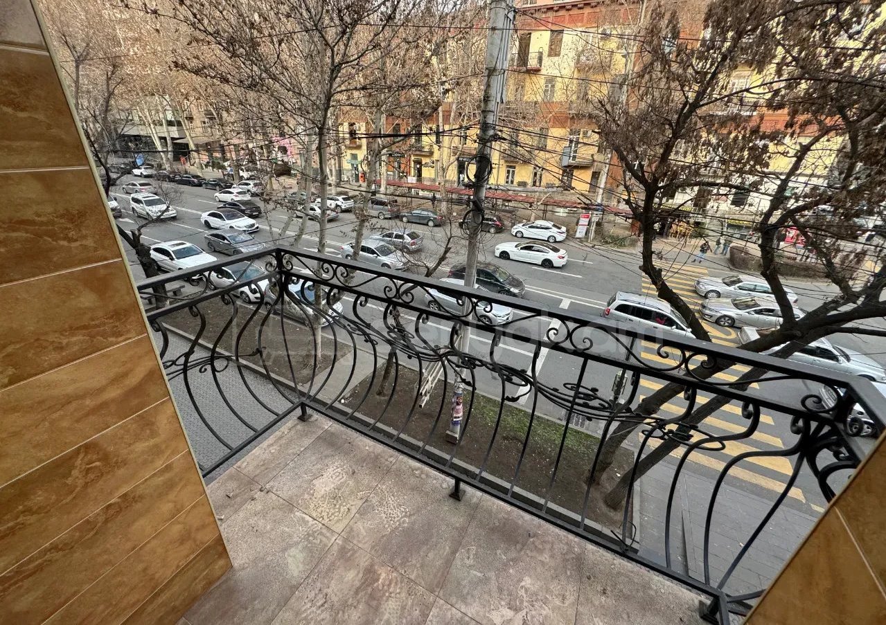 2 Սենյականոց Բնակարան Քարե Շենքում, 60քմ, 3/5 հարկ, Կապիտալ Վերանորոգված