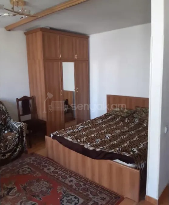 1 Սենյականոց Բնակարան Քարե Շենքում, 40քմ, 5/5 հարկ, Նորմալ Վիճակում, Կահավորված, Արևկող