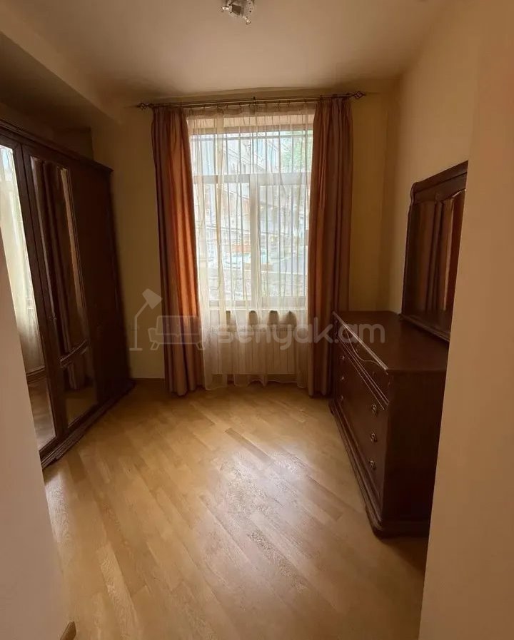 3 Սենյականոց Բնակարան Քարե Շենքում, 95քմ, 2/4 հարկ, Կապիտալ Վերանորոգված