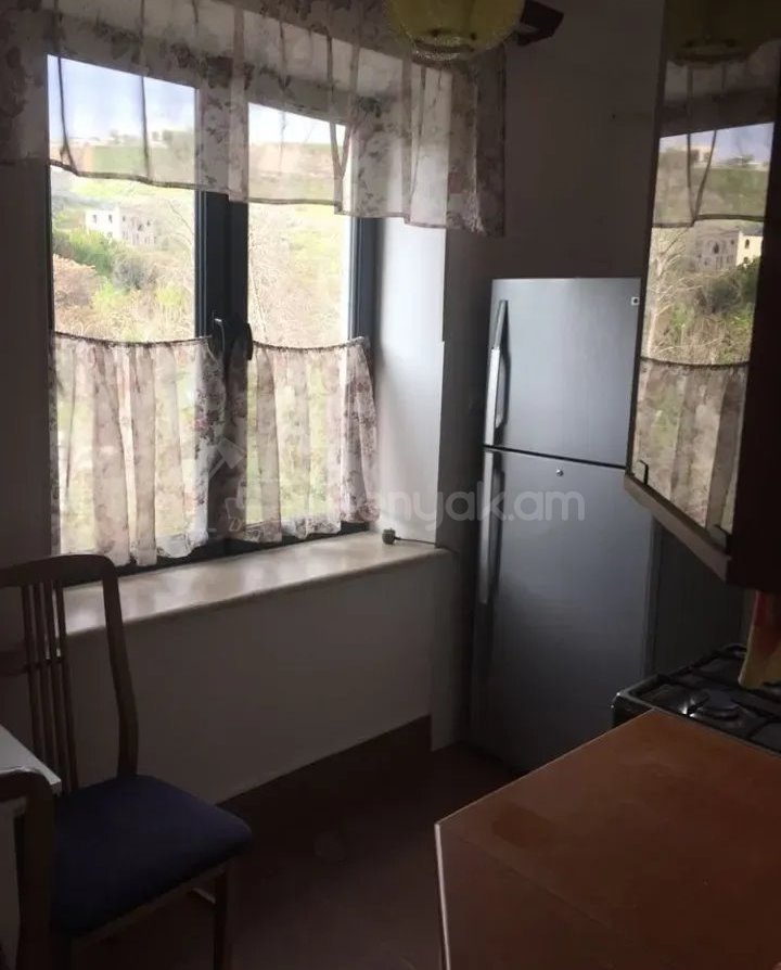 3 Սենյականոց Բնակարան Քարե Շենքում, 64քմ, 4/4 հարկ, Կապիտալ Վերանորոգված, Կահավորված