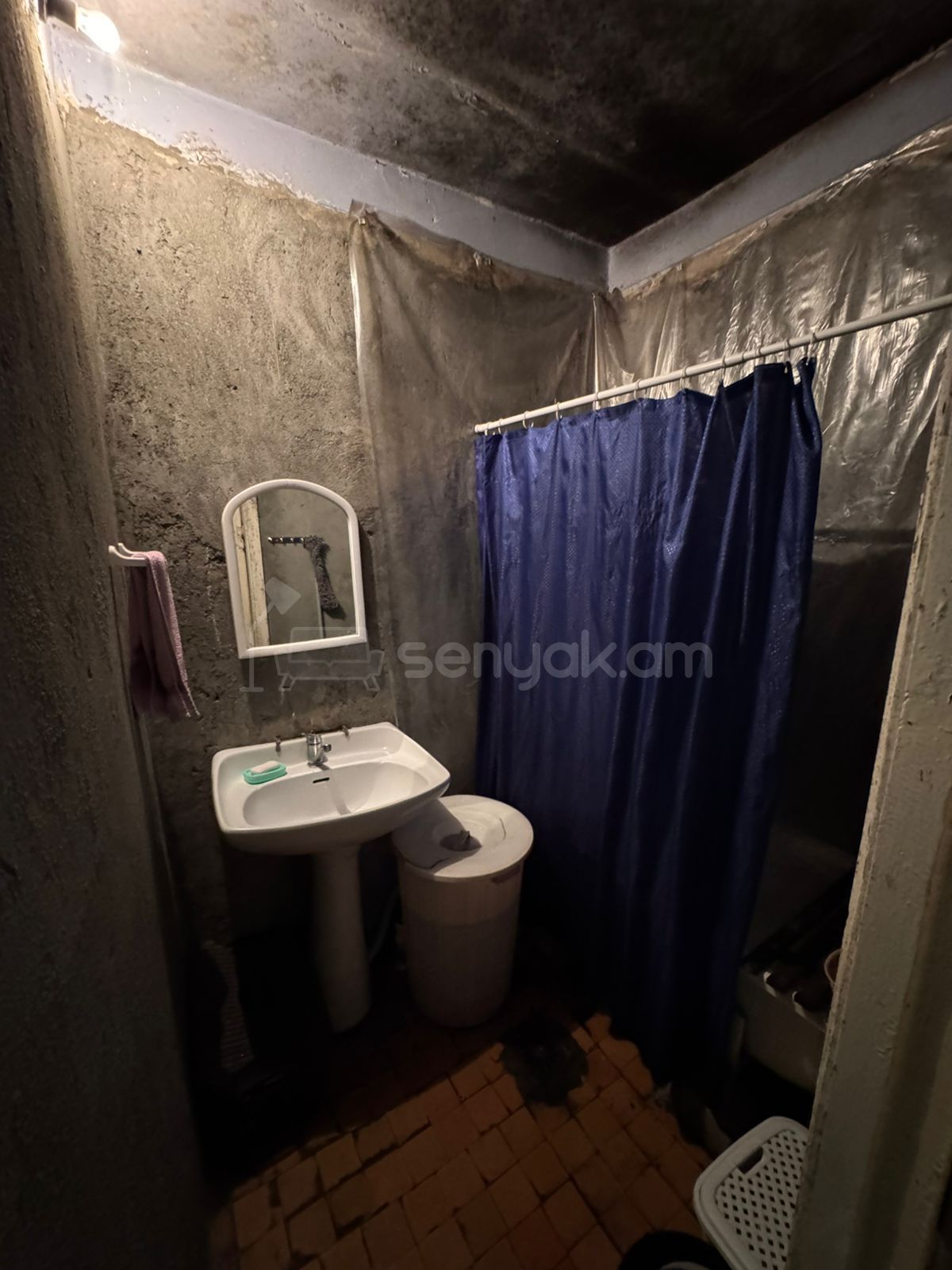 4 Սենյականոց Բնակարան Քարե Շենքում, 120քմ, 5/5 հարկ, Նորմալ Վիճակում