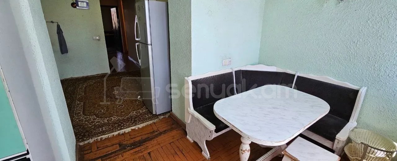 3 Սենյականոց Բնակարան Քարե Շենքում, 77քմ, 3/5 հարկ, Նորմալ Վիճակում, Կահավորված, Արևկող