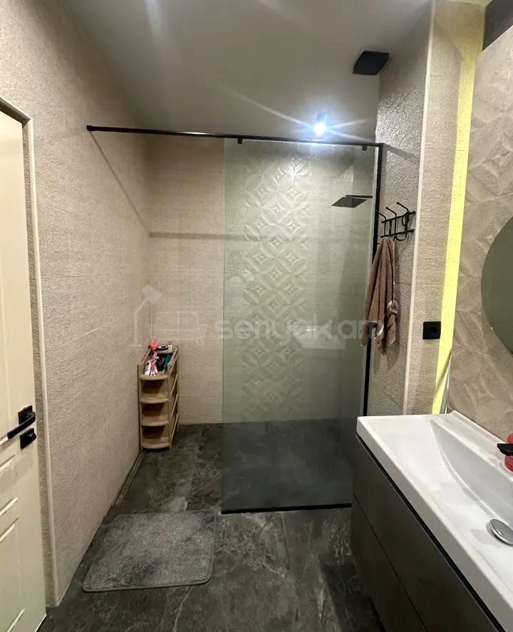 2 Սենյականոց Բնակարան Քարե Շենքում, 70քմ, 4/6 հարկ, Դիզայներական Վերանորոգված, Կահավորված