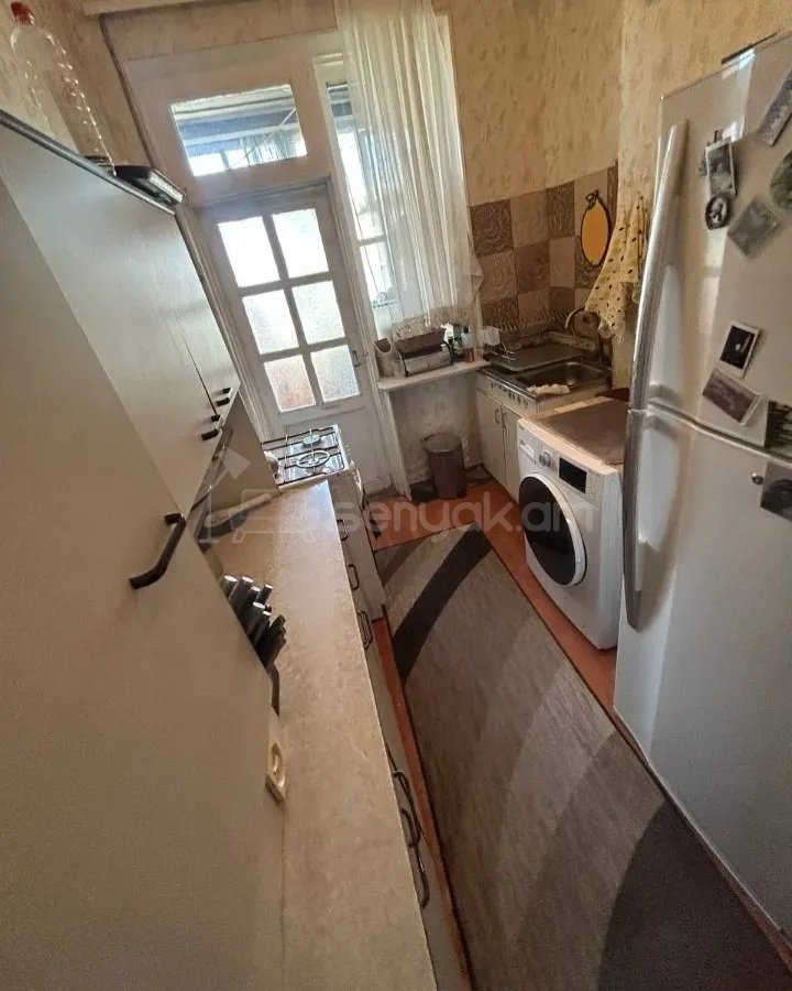 2 Սենյականոց Բնակարան Քարե Շենքում, 63քմ, 3/3 հարկ, Նորմալ Վիճակում