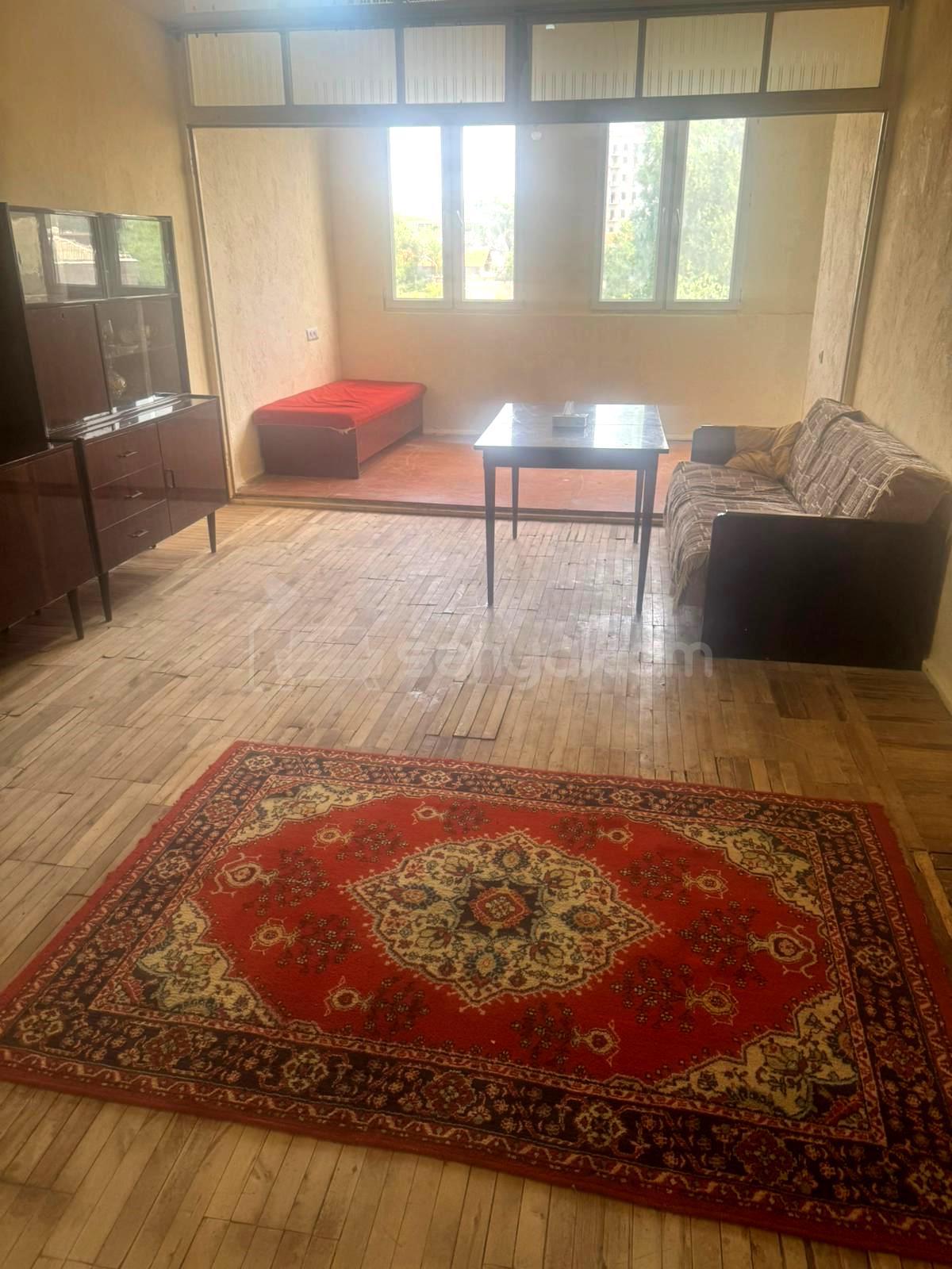 3 Սենյականոց Բնակարան Քարե Շենքում, 70քմ, 3/5 հարկ, Նորմալ Վիճակում, Մասամբ Կահավորված