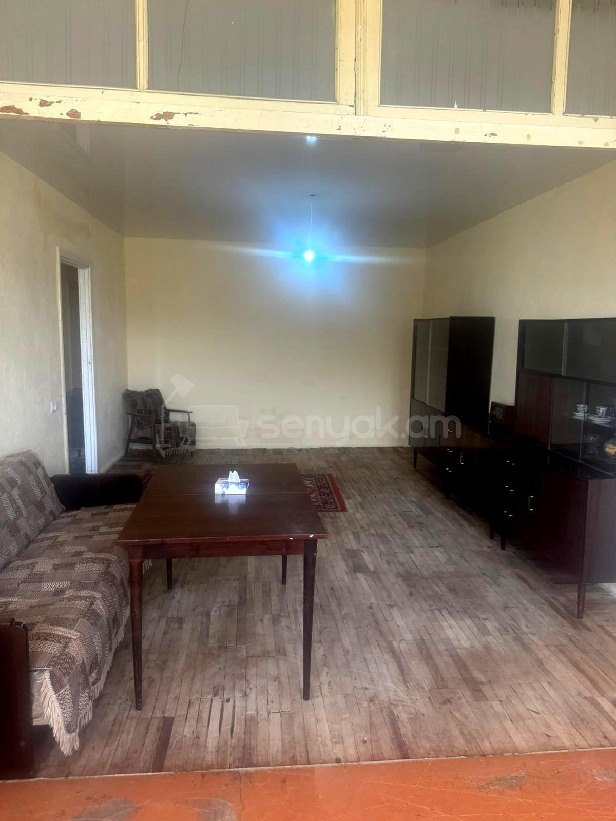 3 Սենյականոց Բնակարան Քարե Շենքում, 70քմ, 3/5 հարկ, Նորմալ Վիճակում, Մասամբ Կահավորված
