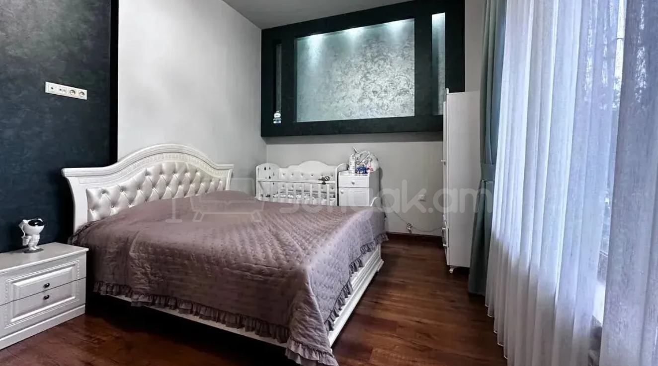 4 Սենյականոց Բնակարան Քարե Շենքում, 140քմ, 1/7 հարկ, Դիզայներական Վերանորոգված