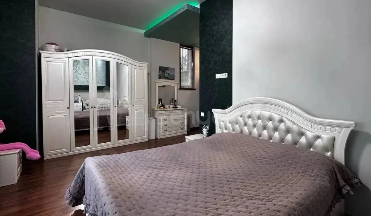 4 Սենյականոց Բնակարան Քարե Շենքում, 140քմ, 1/7 հարկ, Դիզայներական Վերանորոգված