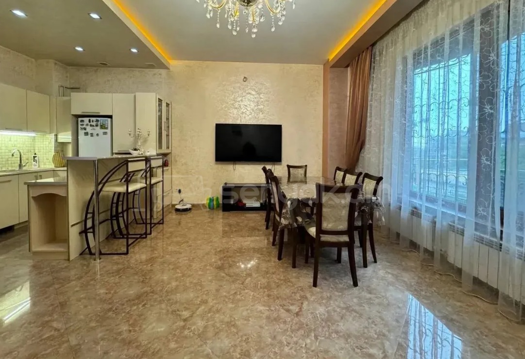 4 Սենյականոց Բնակարան Քարե Շենքում, 140քմ, 1/7 հարկ, Դիզայներական Վերանորոգված