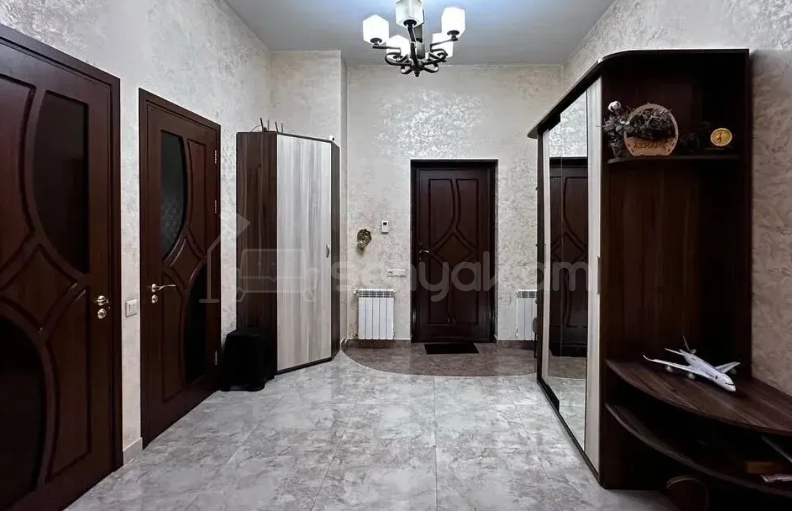 4 Սենյականոց Բնակարան Քարե Շենքում, 140քմ, 1/7 հարկ, Դիզայներական Վերանորոգված