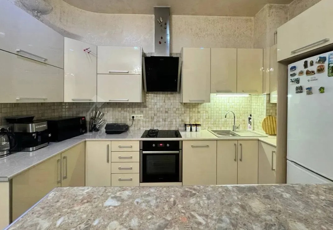 4 Սենյականոց Բնակարան Քարե Շենքում, 140քմ, 1/7 հարկ, Դիզայներական Վերանորոգված