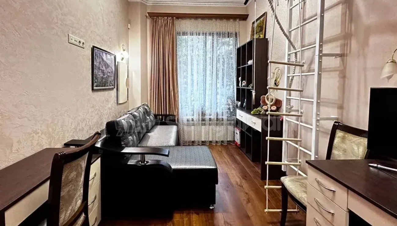 4 Սենյականոց Բնակարան Քարե Շենքում, 140քմ, 1/7 հարկ, Դիզայներական Վերանորոգված