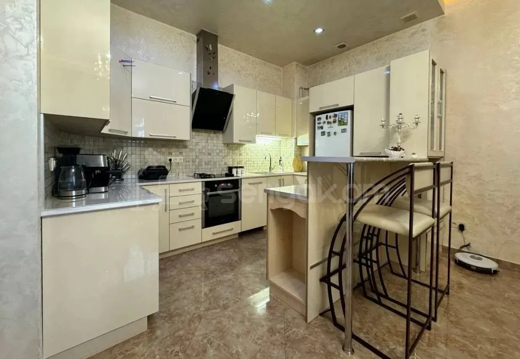 4 Սենյականոց Բնակարան Քարե Շենքում, 140քմ, 1/7 հարկ, Դիզայներական Վերանորոգված