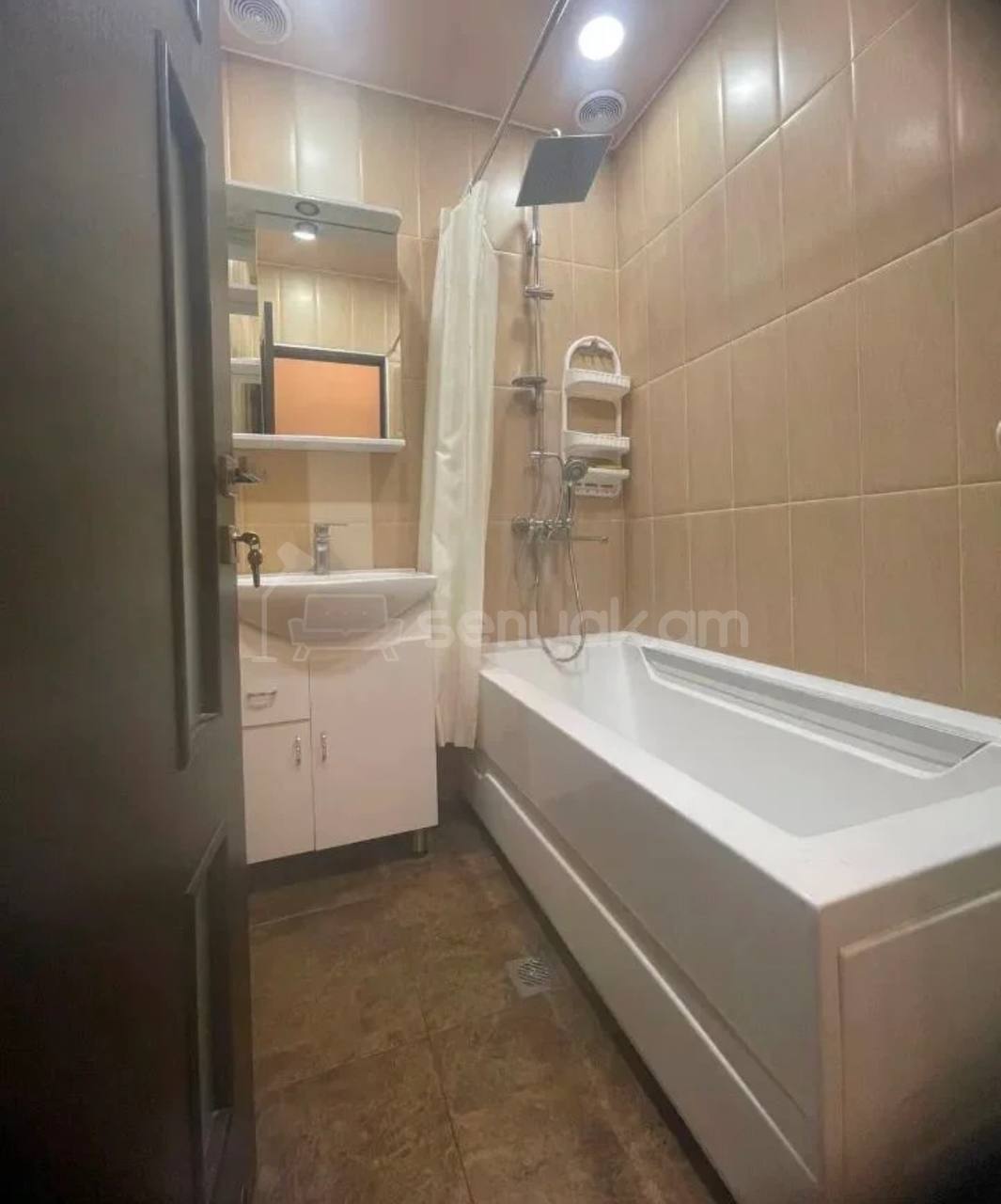 3 Սենյականոց Բնակարան Քարե Շենքում, 70քմ, 3/5 հարկ, Կապիտալ Վերանորոգված, Կահավորված, Արևկող