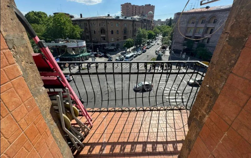 3 Սենյականոց Բնակարան Քարե Շենքում, 70քմ, 4/5 հարկ, Դիզայներական Վերանորոգված, Կահավորված