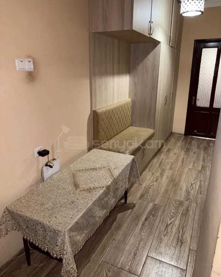 3 Սենյականոց Բնակարան Քարե Շենքում, 64քմ, 4/5 հարկ, Նորմալ Վիճակում