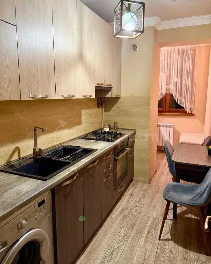 3 Սենյականոց Բնակարան Քարե Շենքում, 64քմ, 4/5 հարկ, Նորմալ Վիճակում