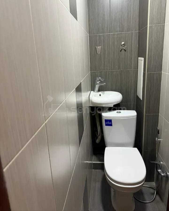 3 Սենյականոց Բնակարան Քարե Շենքում, 64քմ, 4/5 հարկ, Նորմալ Վիճակում