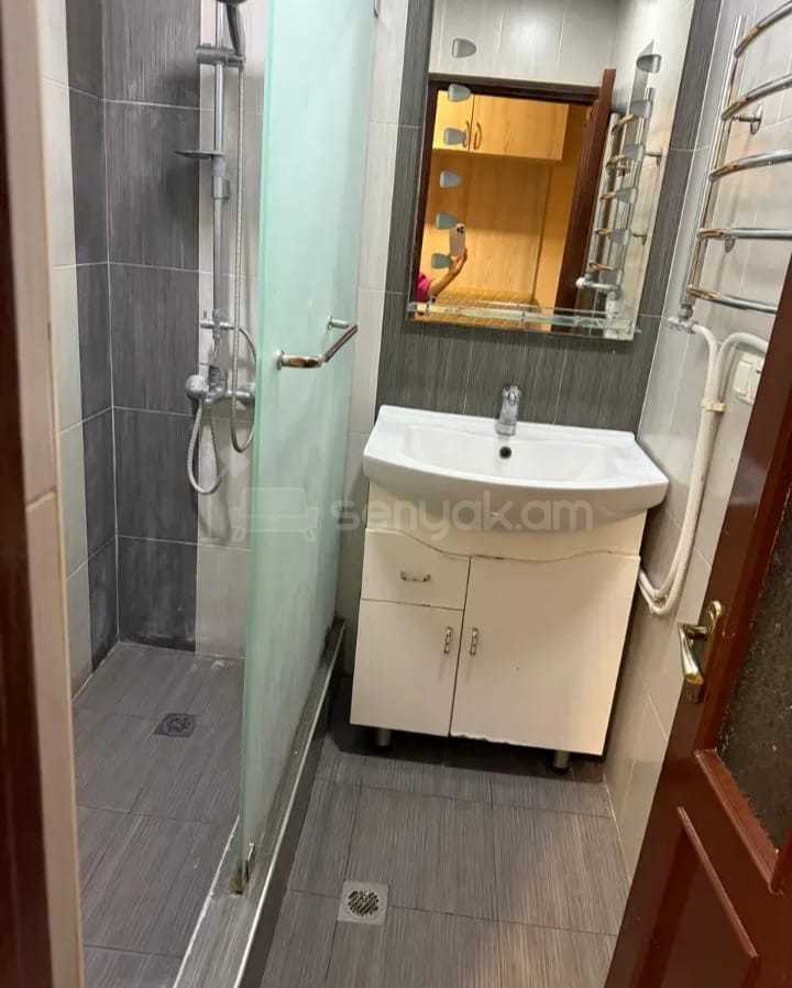 3 Սենյականոց Բնակարան Քարե Շենքում, 64քմ, 4/5 հարկ, Նորմալ Վիճակում