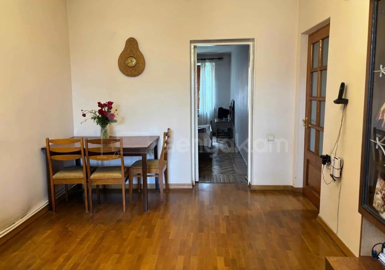 3 Սենյականոց Բնակարան Քարե Շենքում, 70քմ, 5/5 հարկ, Նորմալ Վիճակում