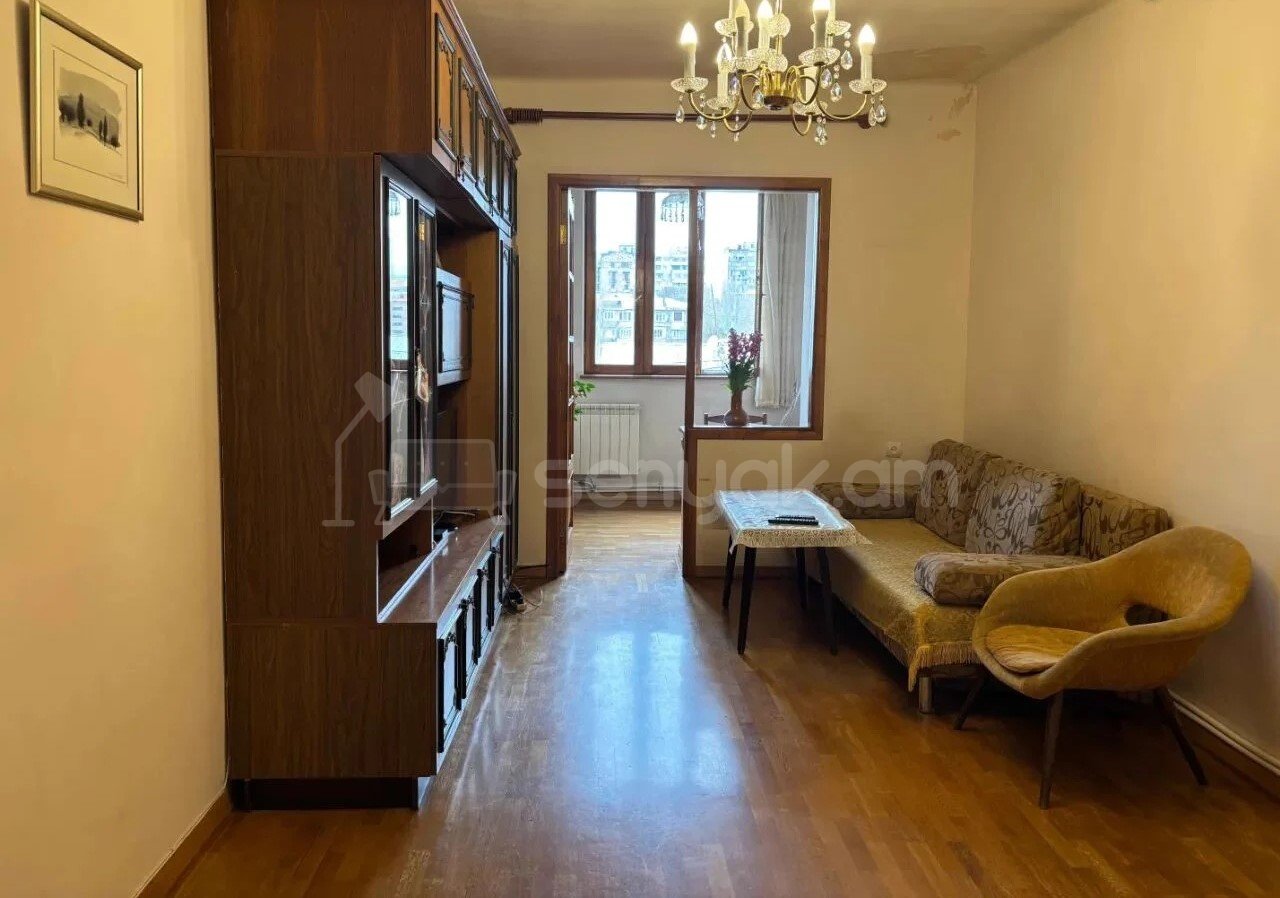 3 Սենյականոց Բնակարան Քարե Շենքում, 70քմ, 5/5 հարկ, Նորմալ Վիճակում