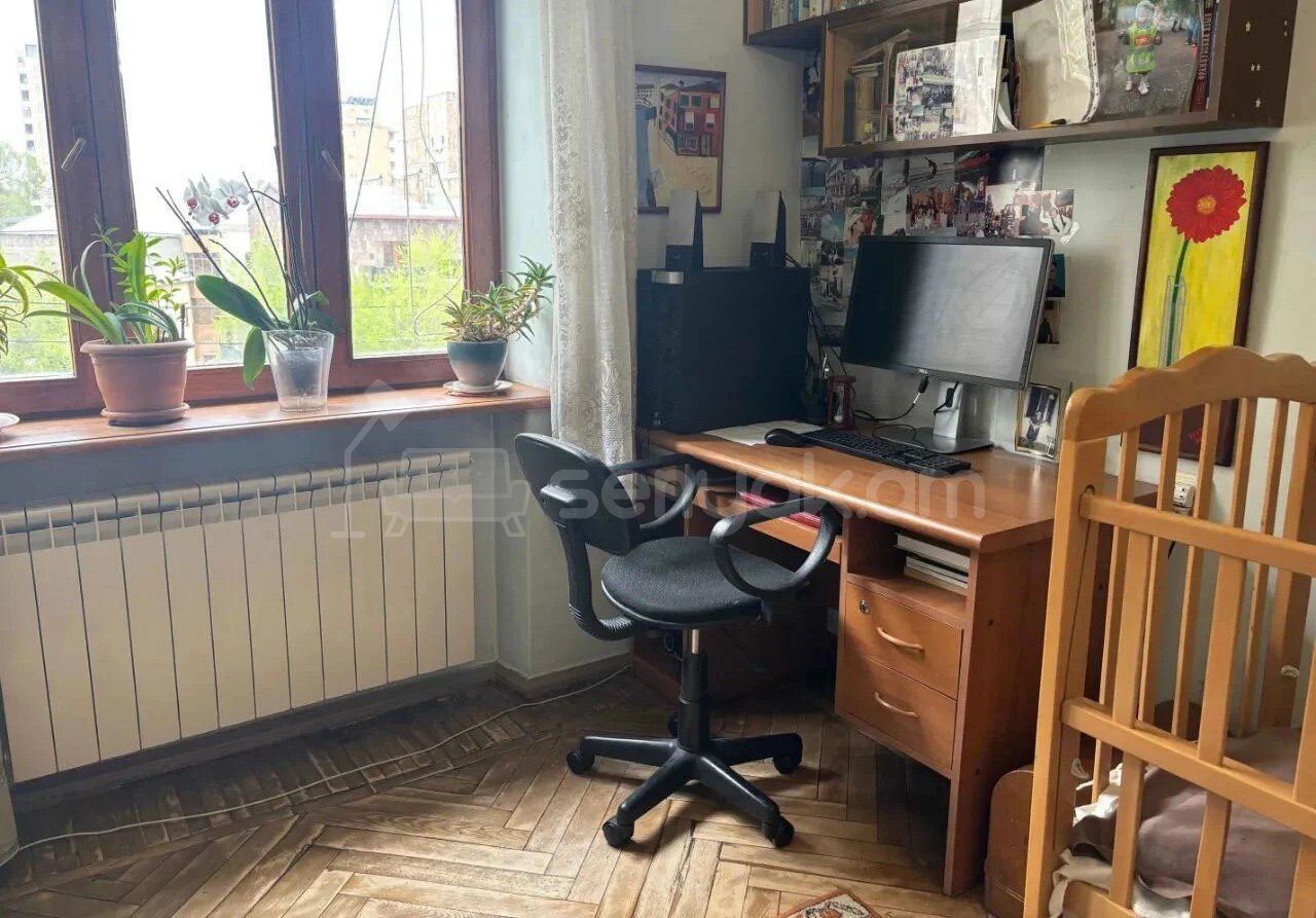3 Սենյականոց Բնակարան Քարե Շենքում, 70քմ, 5/5 հարկ, Նորմալ Վիճակում