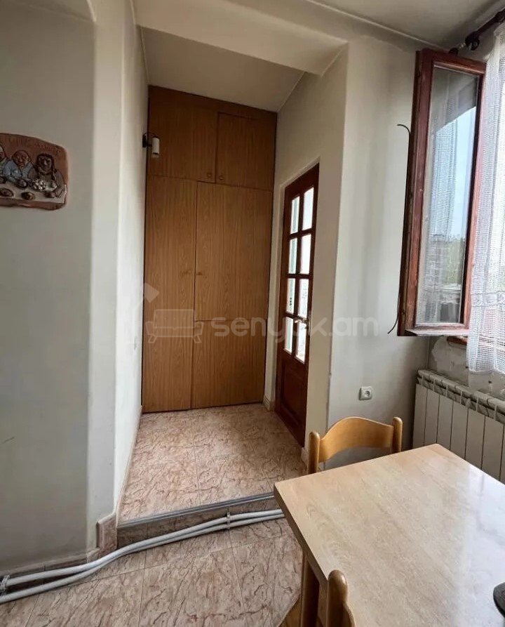 3 Սենյականոց Բնակարան Քարե Շենքում, 70քմ, 5/5 հարկ, Նորմալ Վիճակում