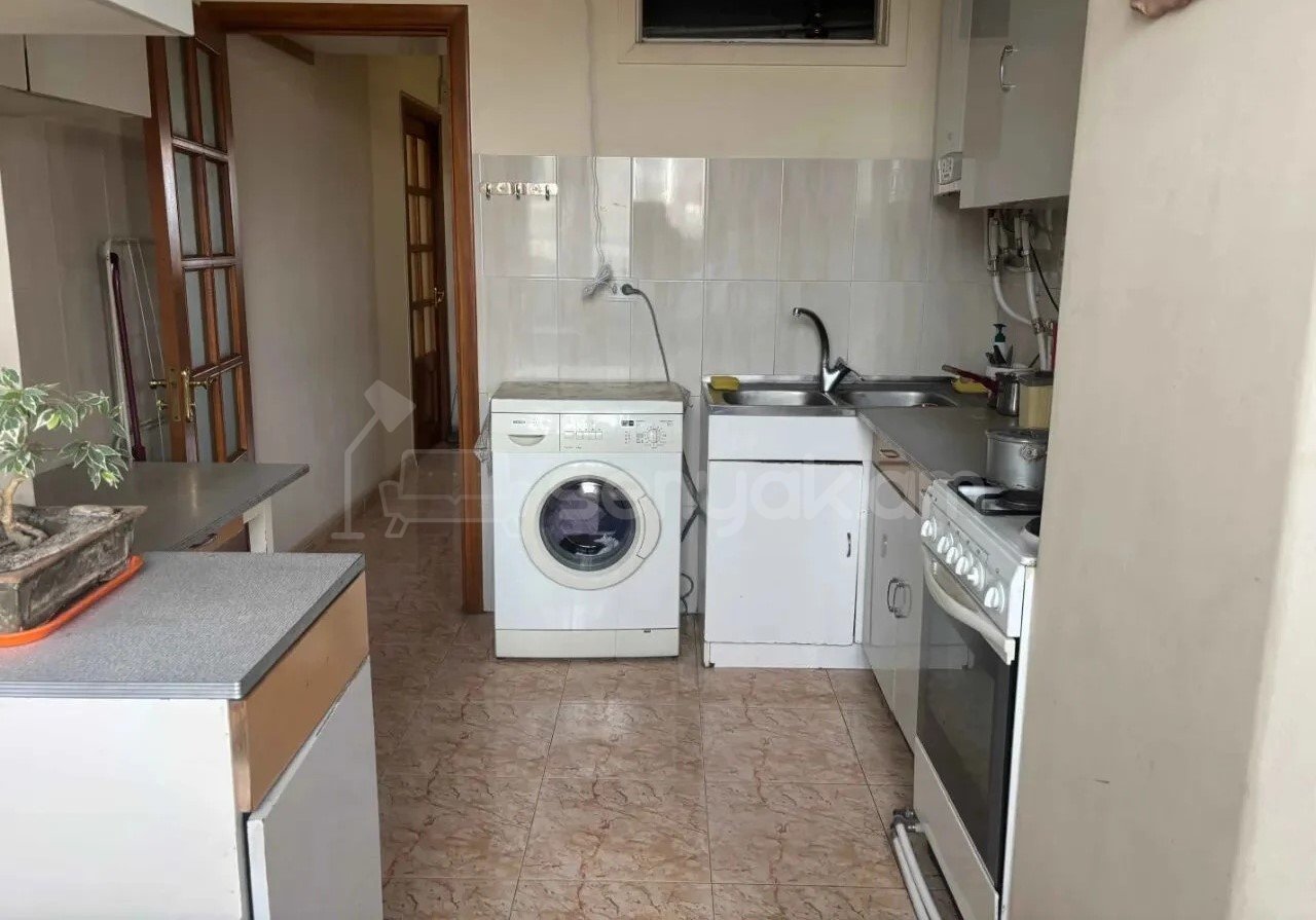 3 Սենյականոց Բնակարան Քարե Շենքում, 70քմ, 5/5 հարկ, Նորմալ Վիճակում