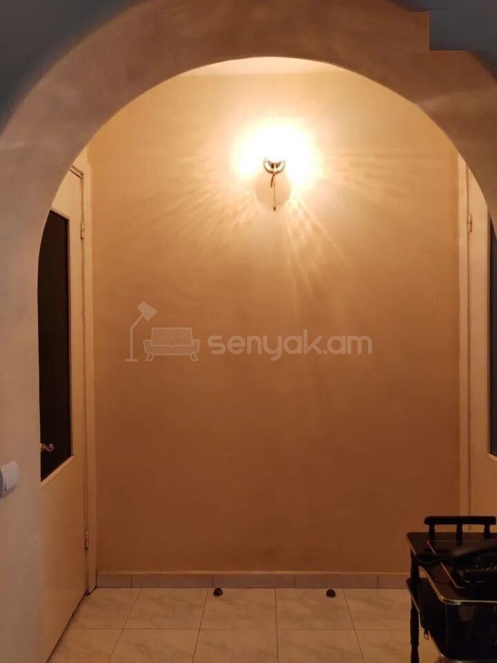 1 Սենյականոց Բնակարան Քարե Շենքում, 30քմ, 2/4 հարկ, Նորմալ Վիճակում