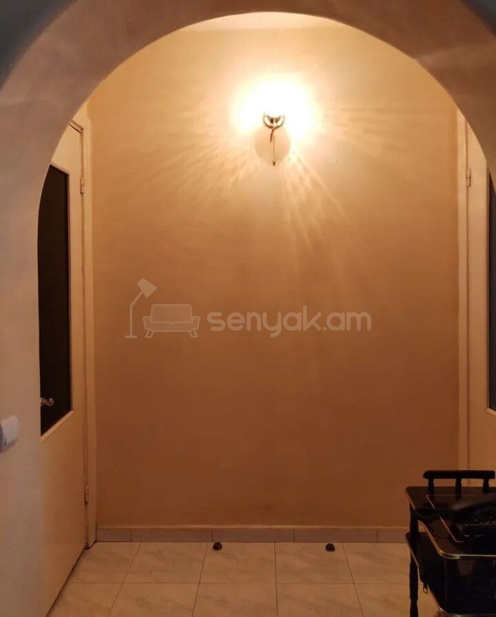 1 Սենյականոց Բնակարան Քարե Շենքում, 30քմ, 2/4 հարկ, Պետական Վիճակում
