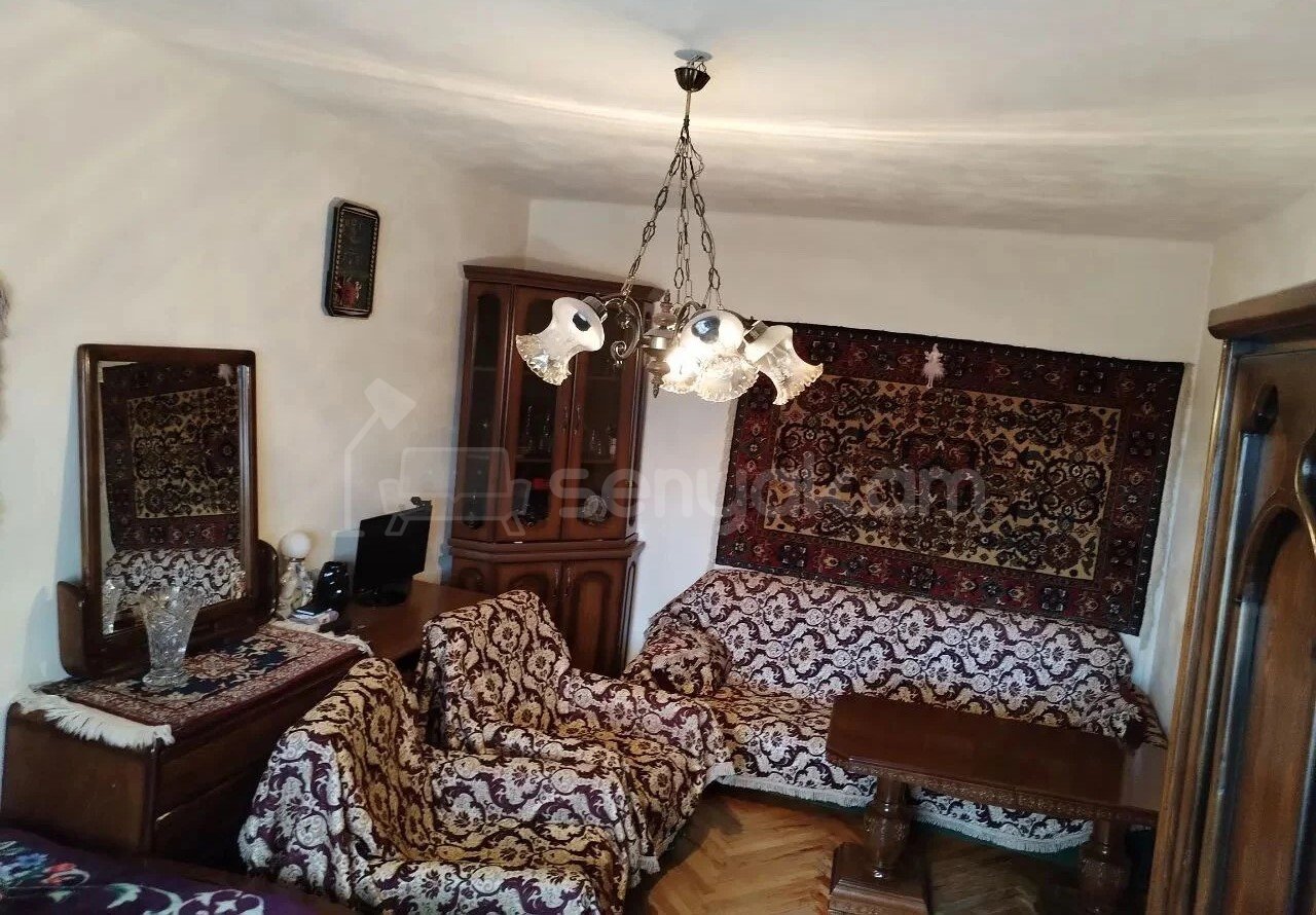 1 Սենյականոց Բնակարան Քարե Շենքում, 30քմ, 2/4 հարկ, Պետական Վիճակում